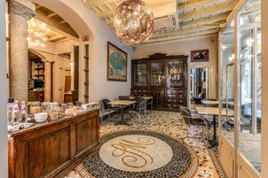 Sarapan Eropah setiap hari (EUR 15 seorang) 