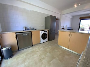 Departamento, varias camas | Cocina privada | Microondas, horno y lavavajillas