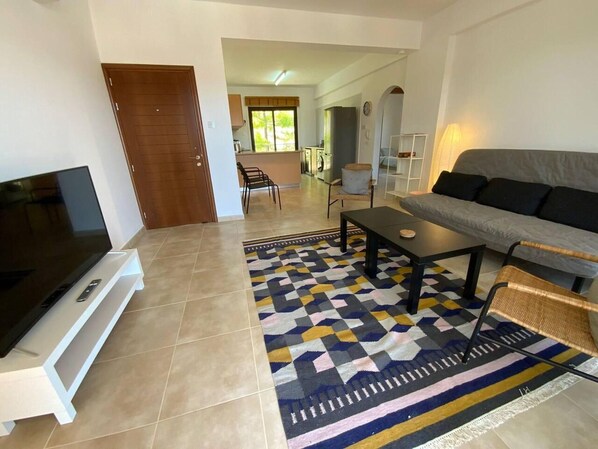 Appartement, meerdere bedden | Woonkamer | Een 30-inch televisie met digitale zenders