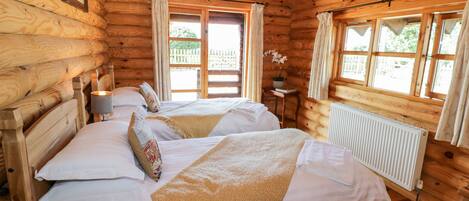 8 quartos, individualmente decorados, individualmente mobiliados