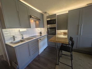 Wasserkocher mit Kaffee-/Teezubehör, Kühlschrank, Mikrowelle, Ofen