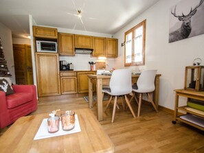 Réfrigérateur, micro-ondes, plaque de cuisson, lave-vaisselle