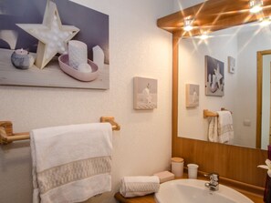 Sèche-cheveux, serviettes fournies