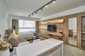 Tabla de planchar con plancha, wifi gratis y ropa de cama 