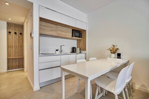 Four à micro-ondes, surface de cuisson, cafetière-théière, grille-pain