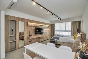 Tabla de planchar con plancha, wifi gratis y ropa de cama 