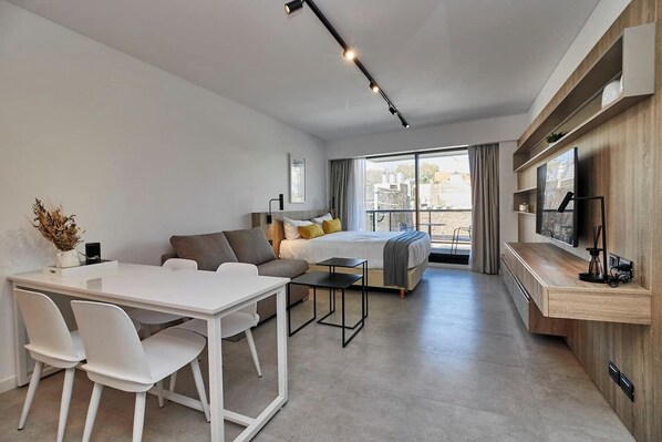 Een strijkplank/strijkijzer, gratis wifi, beddengoed