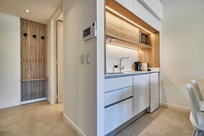 Refrigerador, microondas, placa de cocina, cafetera/tetera