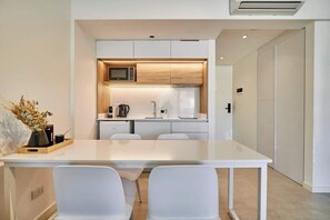 Refrigerador, microondas, placa de cocina, cafetera/tetera