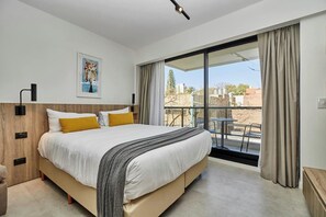 Tabla de planchar con plancha, wifi gratis y ropa de cama 