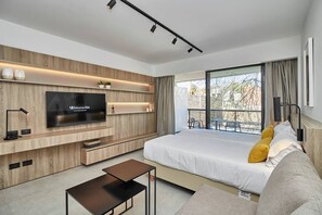 Tabla de planchar con plancha, wifi gratis y ropa de cama 