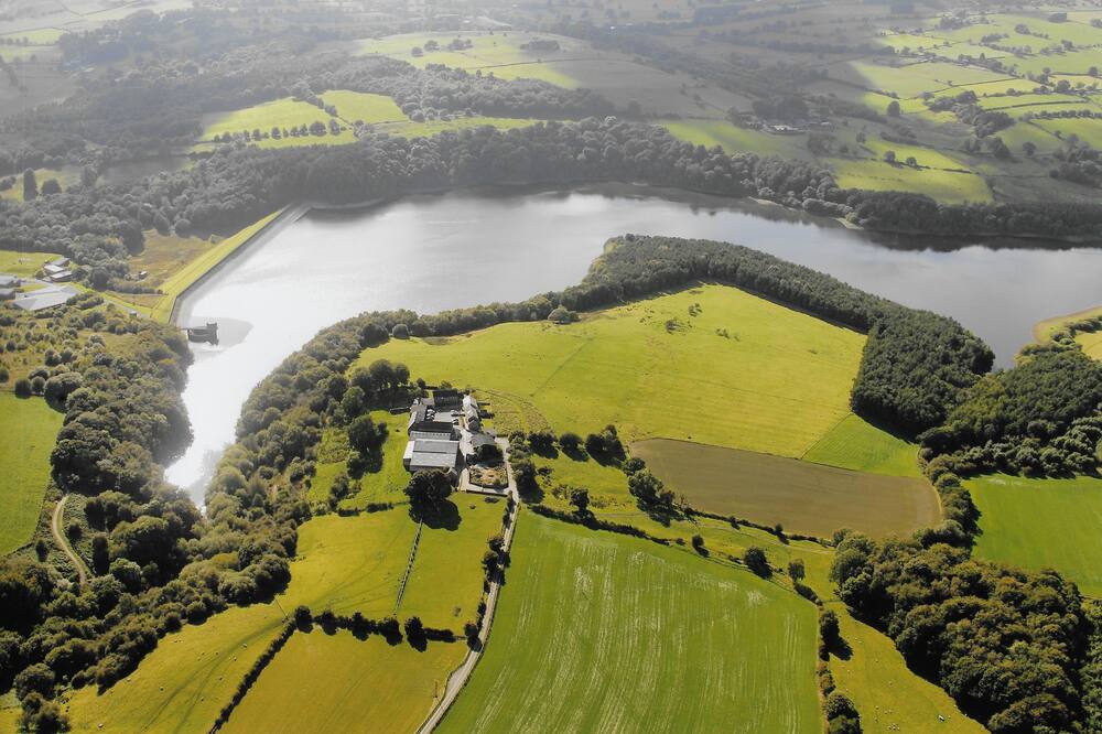 The Old Cartshed - AWARD WINNING Eco conversion ,sleeps 10, Peak District views SC