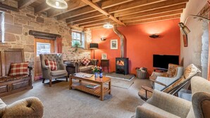 Living area - The Old Cartshed - AWARD WINNING Eco conversion ,sleeps 10, Peak District views SC (Leek)