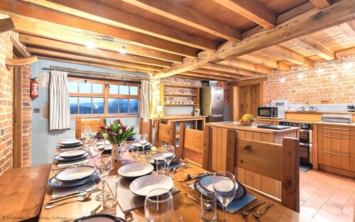The Old Cartshed - AWARD WINNING Eco conversion ,sleeps 10, Peak District views SC