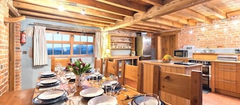 The Old Cartshed - AWARD WINNING Eco conversion ,sleeps 10, Peak District views SC