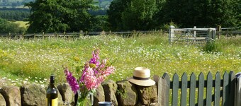 The Old Cartshed - AWARD WINNING Eco conversion ,sleeps 10, Peak District views SC