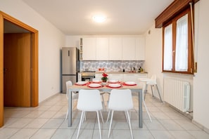 Un four, surface de cuisson, lave-vaisselle, grille-pain