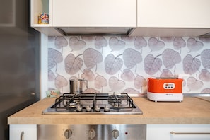 Un four, surface de cuisson, lave-vaisselle, grille-pain