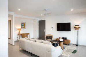 32-inch flat-screen TV with satellite channels, TV - Le Domaine de l'Anse Mitan (Trois-Ilets)