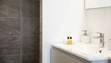 Luxury Apartment, 3 Bedrooms | Bathroom | Shower, free toiletries, hair dryer, towels