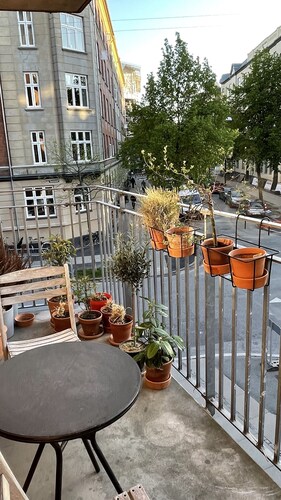 Hyggelig Lejlighed med 2 Altaner tæt på Metro og Indkøbsfaciliteter