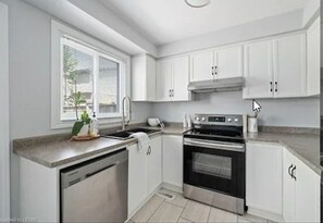 Executive Townhome, 3 Bedrooms, Non Smoking, Patio | Private kitchen | Full-size fridge, microwave, oven, stovetop