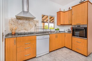 Fridge, microwave, oven, dishwasher - spacious villa, 5 minutes walking distance to the town. (IB)