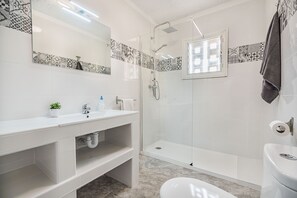 Combined shower/tub, towels, toilet paper
