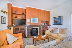 TV, ping pong - spacious villa, 5 minutes walking distance to the town. (IB)