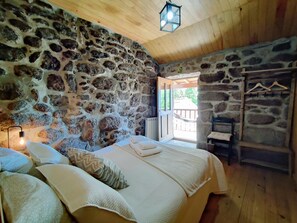 2 quartos, ferros/tábuas de passar roupa, acesso à internet