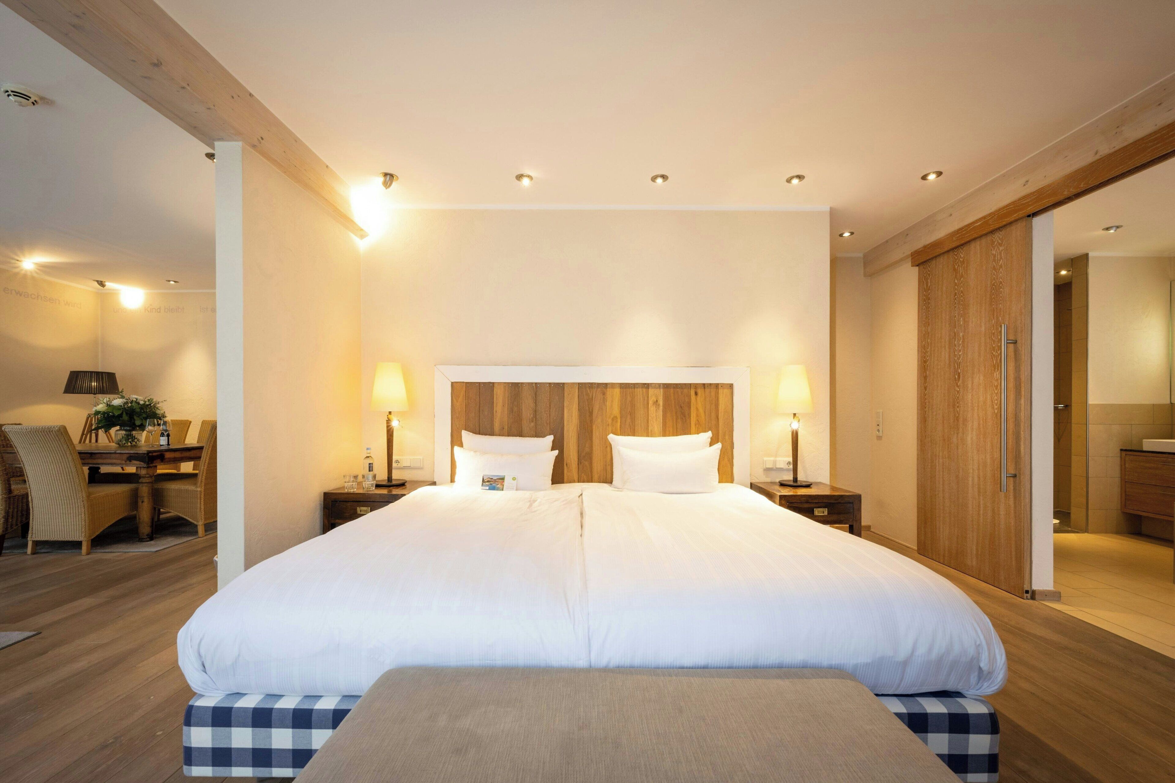 Zimmersafe, kostenloses WLAN, Bettwäsche