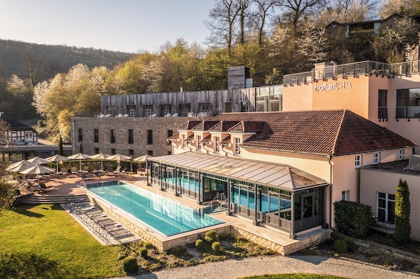 Innenpool, Außenpool, Liegestühle