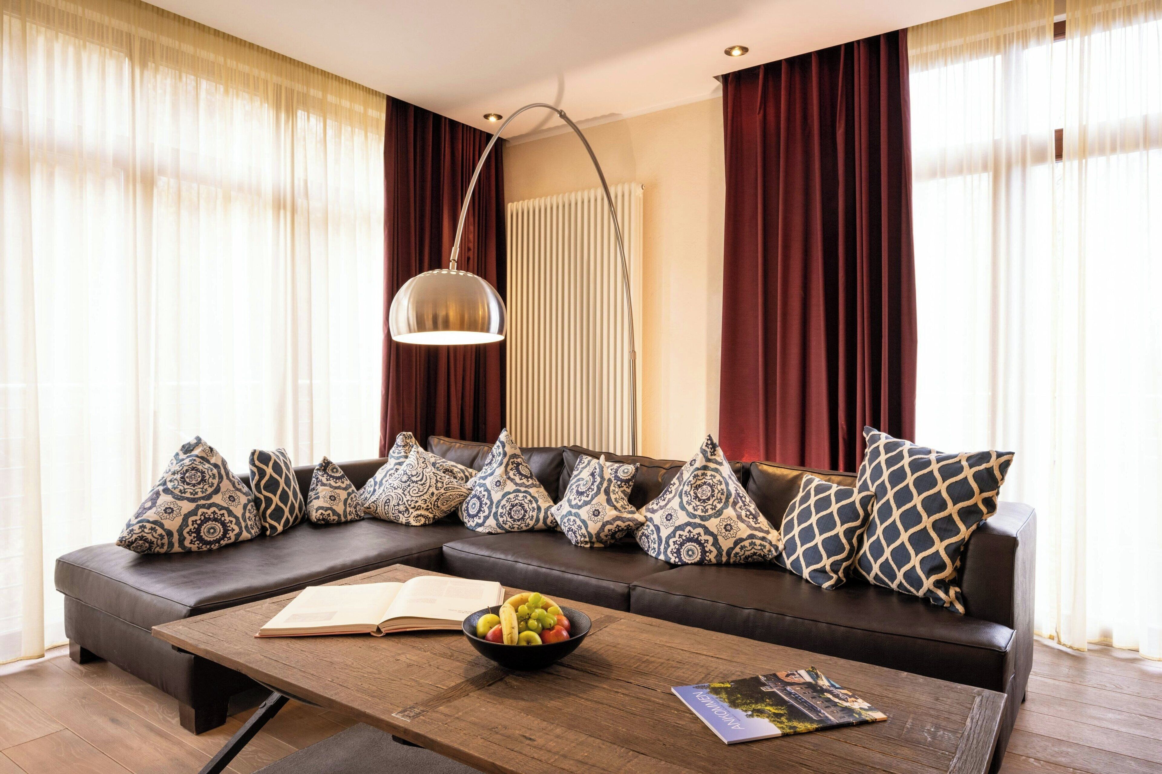 平面電視、足球機、書籍