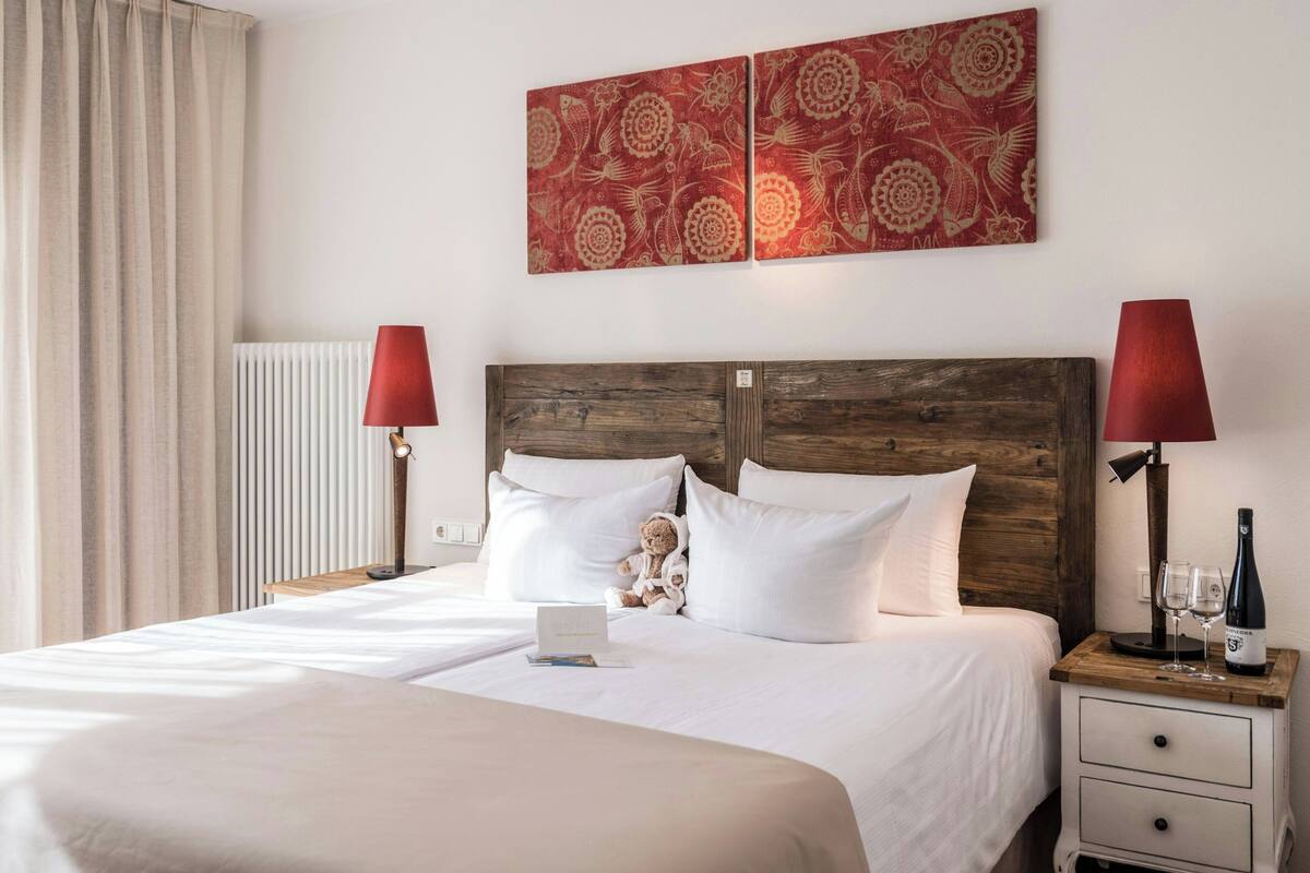 Suíte júnior, 1 quarto, sacada | Cofres nos quartos, Wi-Fi de cortesia, roupa de cama