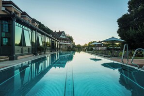 Indoor pool, outdoor pool, sun loungers - Bollants SPA im Park, Autograph Collection (Bad Sobernheim)