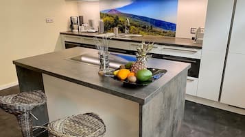 Geladeira, micro-ondas, fogão, cooktop