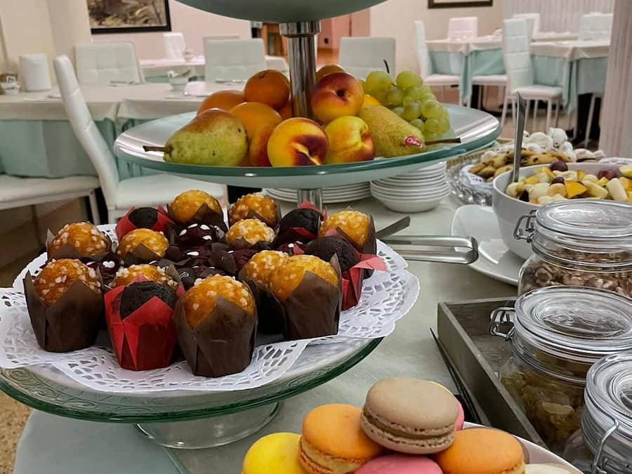 Sudah termasuk sarapan ala kontinental setiap hari