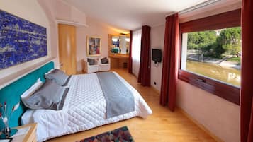 Suite, 1 King Bed, River View | Minibar, soundproofing, free WiFi, bed sheets