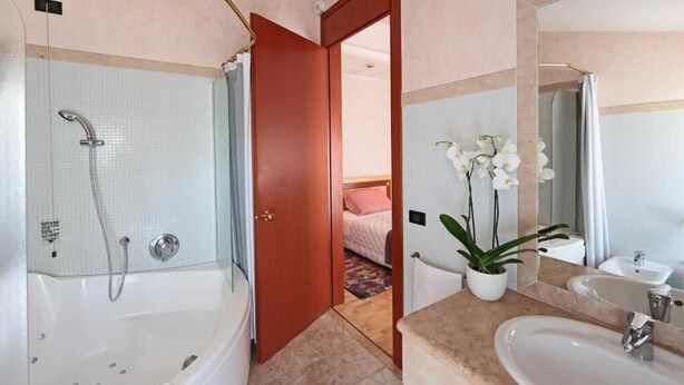 Un baño moderno con bañera, ducha y dos lavamanos.