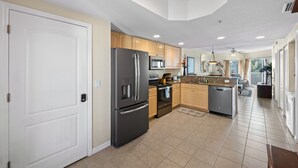 Una cocina moderna con electrodomésticos de acero inoxidable, armarios de madera y una isla grande.