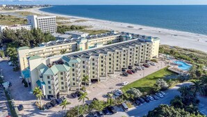 Un hotel de varios pisos, piscina y vistas a la playa.