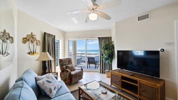 Una televisión, una mesa de tenis de mesa, una oficina