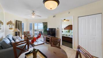 Una televisión, una mesa de tenis de mesa, una oficina