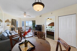 Fernseher, Tischtennisplatte, Arbeitsbereiche, Computerbildschirme