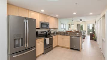 Geladeira, micro-ondas, fogão, cooktop
