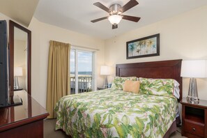 2 bedrooms, desk, travel cot, free WiFi - 607S-Penthouse-Beach View,Top Floor, 2/2 on Beach (Treasure Island)