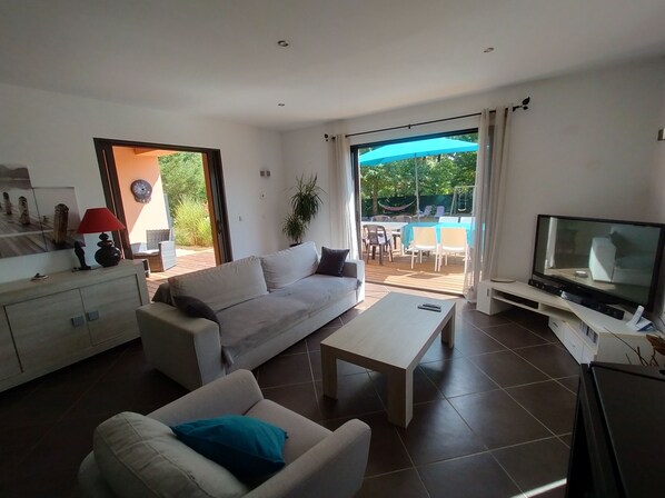 TV, fireplace, DVD player