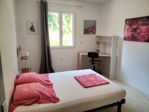 4 bedrooms, iron/ironing board, free WiFi