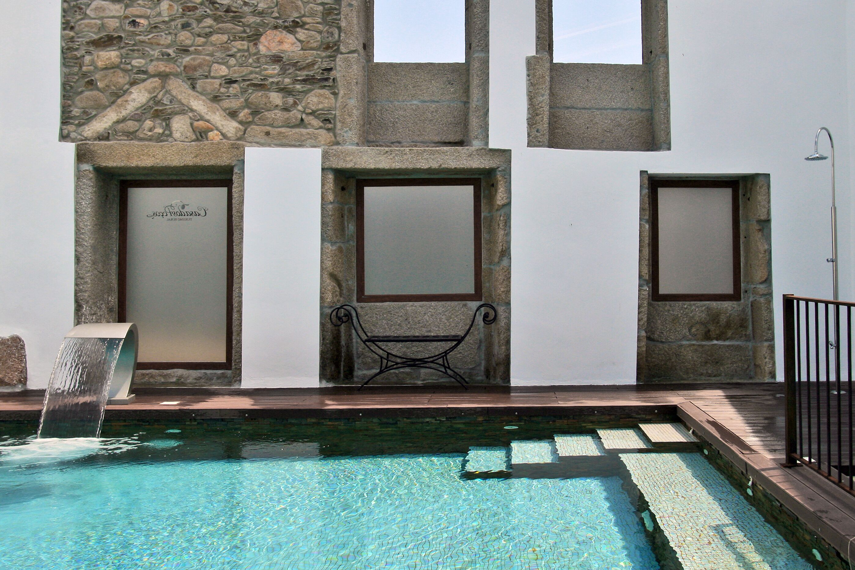 Piscina a l'aire lliure de temporada, para-sols i gandules 