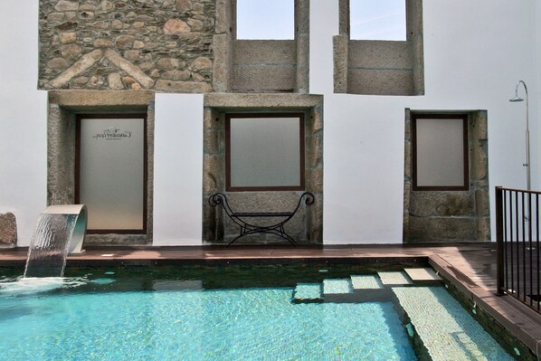 Seasonal outdoor pool, pool umbrellas, sun loungers - Casa dos Poços (Figueira de Castelo Rodrigo)